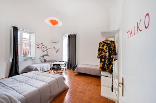 巴勒莫A Casa di Amici的一间卧室配有一张床,另一间卧室配有两张床