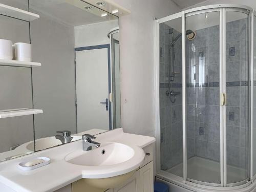 佩罗斯-吉雷克Appartement Perros-Guirec, 2 pièces, 4 personnes - FR-1-368-165的白色的浴室设有水槽和淋浴。