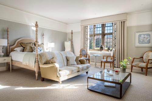 切尔滕纳姆厦门森海丽景泛印酒店及水疗中心的一间卧室配有一张床、一张沙发和一张桌子