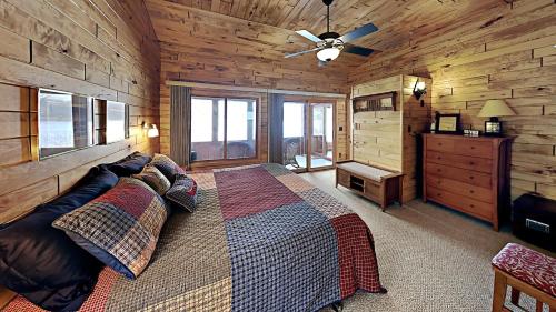 海沃德Tranquility On Teal Lake的小木屋内一间卧室,配有一张床