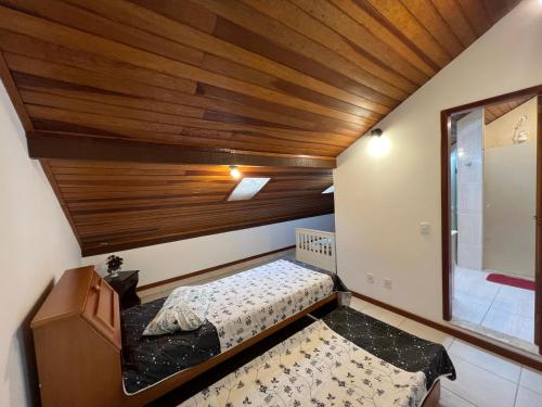 特雷索波利斯Casa com vista deslumbrante próximo a feirinha的一间小卧室,配有一张床和木制天花板