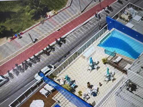 若昂佩索阿Beira Mar Premium Apart - Solar do Atlântico Tambaú的享有带桌椅的游泳池的顶部景致