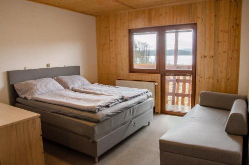 霍尼普拉纳KROK的一间卧室设有一张床和一个大窗户