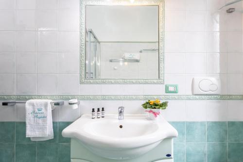 圣安吉洛Maison Reginè的白色的浴室设有水槽和镜子