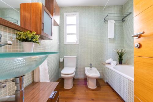 塔拉戈纳WOOOW!!! Àtic Cèntric amb Terrassa的浴室配有卫生间、浴缸和水槽。