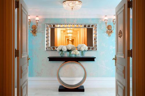 纽约The St. Regis New York的一间带镜子和圆桌的浴室