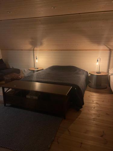 Utterbyn/Sirsjön的一间卧室配有一张床,两盏台灯放在两张桌子上