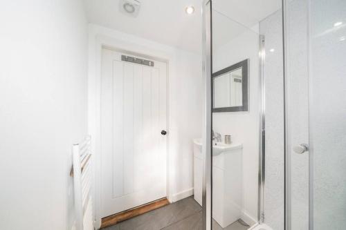 布莱尔高里Blindwelleyes Cottage的带淋浴的浴室和白色门