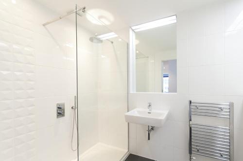 爱丁堡情定苏格兰 - 麦芽酒舍公寓酒店的带淋浴和盥洗盆的白色浴室