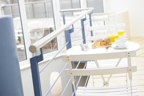 卢森堡富豪齐客栈公寓酒店的一张桌子,上面放着一盘食物和一杯橙汁