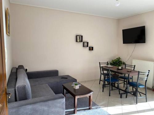 卡尔派尼西翁Αρτέμιδα Karpenisi Apartment的客厅配有沙发和桌子