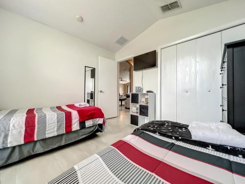 达文波特Gorgeous Pool Home Near Disney - 2024 specials!的白色墙壁客房的两张床