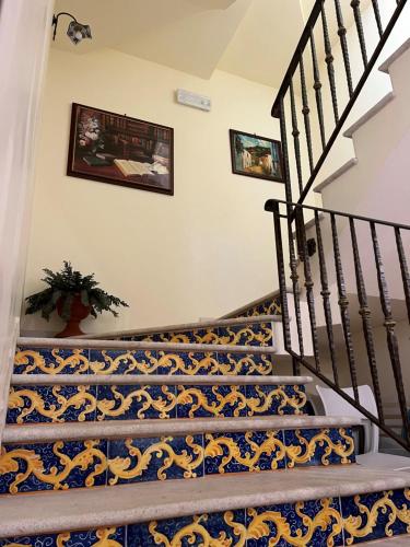 圣维托罗卡波Kalura B&B的铺有蓝色和白色图案地毯的楼梯