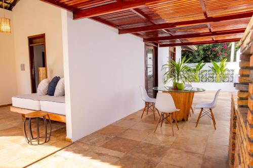 帕拉茹鲁Refugios Parajuru - Casa Pequena的客厅配有床和桌椅