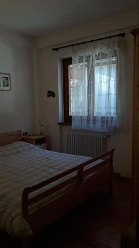 尚波吕克Casa di Giulia的一间卧室设有一张大床和一个窗户。