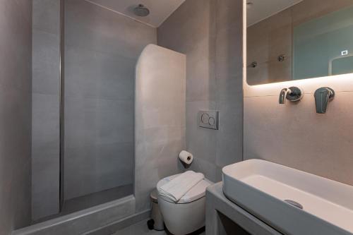 卡特瑞杜斯Anna's的浴室配有卫生间、盥洗盆和淋浴。