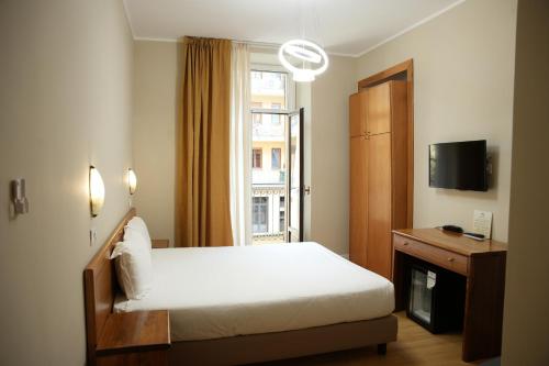 都灵Hotel Montevecchio的酒店客房设有床和窗户。