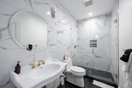 洛杉矶Art Deco Townhouse in the Heart of Hollywood的白色的浴室设有水槽和卫生间。