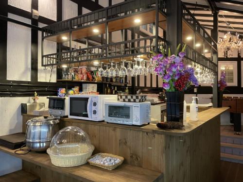IidaHakuba Sun Valley Hotel Annex - Vacation STAY 90351v的厨房配有带微波炉和鲜花的柜台。
