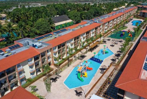 塞古罗港Apart Resort Beira Mar Mutá - PS的享有带2个游泳池的度假村的顶部景致