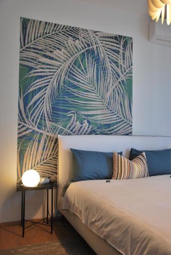 阿罗纳Suite 51 Appartamento con terrazzo a 50 mt dal lago - Private Parking的一间卧室配有一张壁画床