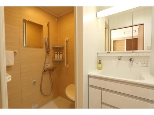 KanayamaIyashinoYado Akariya - Vacation STAY 74753v的带淋浴、盥洗盆和卫生间的浴室