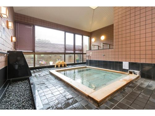 KanayamaIyashinoYado Akariya - Vacation STAY 74753v的一间大浴室,内设一个大浴缸