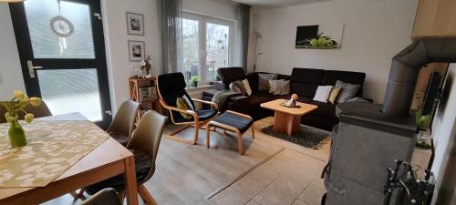 Diemelseediemelseeholiday romantisches Ferienhaus im Sauerland Nähe Willingen Winterberg的客厅配有沙发和桌子