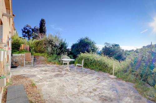 勒·雷约尔·卡纳德尔·苏尔La farigoulette的花园内带桌椅的庭院