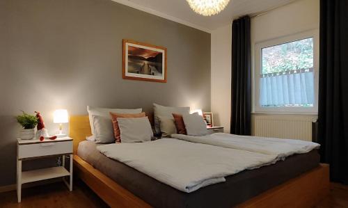 Diemelseediemelseeholiday romantisches Ferienhaus im Sauerland Nähe Willingen Winterberg的卧室配有一张带白色床单的大床和窗户。