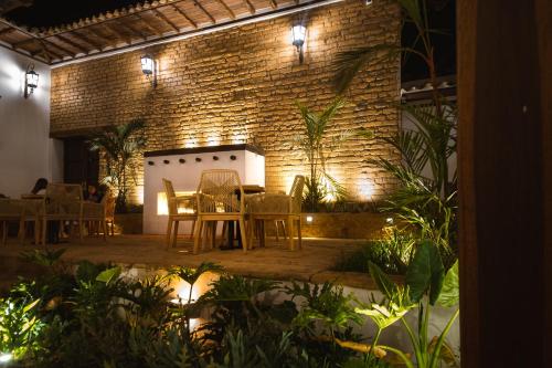 莱瓦镇Hotel Casa Alcestre的一个带桌椅和砖墙的庭院