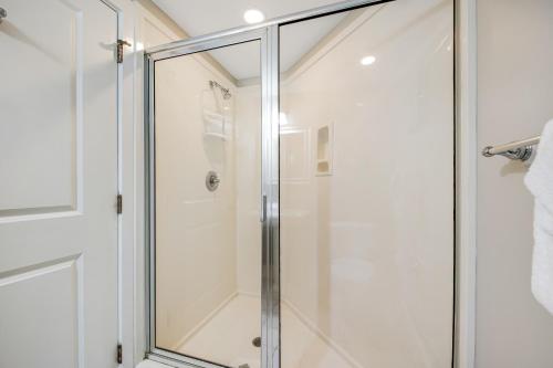 沃尔顿堡滩Waterscape A324的浴室设有玻璃淋浴间,拥有白色的墙壁