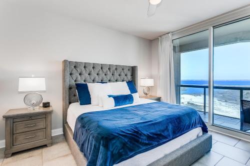 彭萨科拉海滩Portofino Island Resort Tower 2-703的一间卧室设有一张床,享有海景