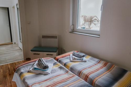 鲁马David 2的小卧室配有两张带毛巾的床