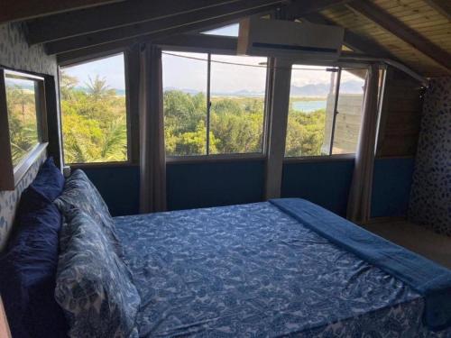 瓜尔达恩巴Essência da Guarda Surf House的一间设有床铺的卧室,位于带窗户的房间内