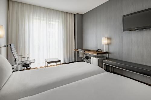 布尔戈斯布尔戈斯AC酒店，万豪酒店的酒店客房设有一张大床和一台电视。
