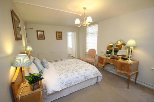 南特威奇皇冠大酒店 的一间卧室配有一张床、一张书桌和一面镜子