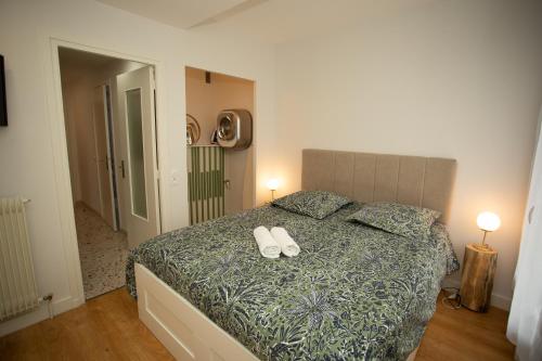 沙马列尔Fresh&Relax的一间卧室,床上有两双白鞋