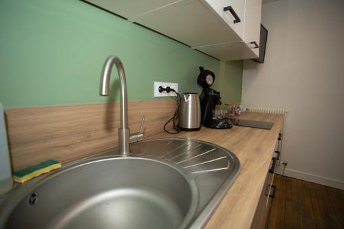 沙马列尔Fresh&Relax的厨房内带水槽的厨房台面
