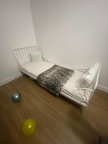 马西Appartement chez mounir的地板上带球的房间的白色椅子