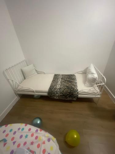 马西Appartement chez mounir的配有气球的房间角落的白色沙发