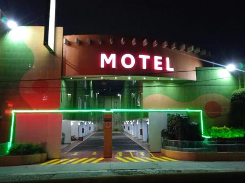墨西哥城Hotel Florencia的夜间有 ⁇ 虹灯标志的汽车旅馆