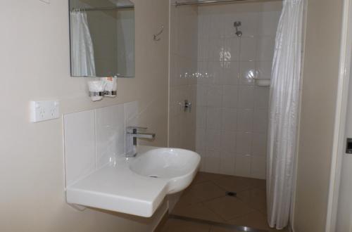 MontoThree Moon Motel的白色的浴室设有水槽和淋浴。