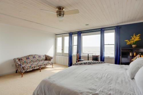 门罗Spacious Lakefront House with Backyard Fire Pit的一间卧室配有一张床、一张沙发和窗户。
