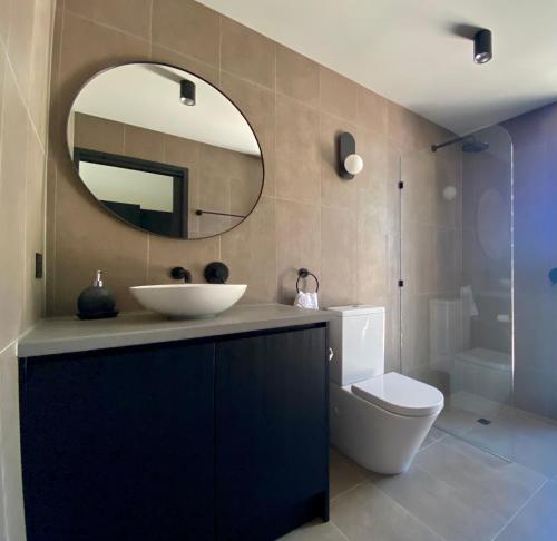 MintaroCasa Barbera的一间带水槽、卫生间和镜子的浴室