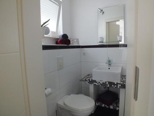 布尔沙伊德Pension Apartment Burscheid的浴室配有白色卫生间和盥洗盆。