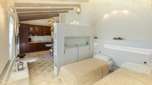 布雷拉Apartments by the sea Brela, Makarska - 20708的带沙发和电视的客厅