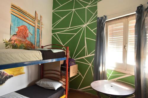 科尔多瓦Hostel Joven casa Reggae的宿舍间设有双层床和窗户。