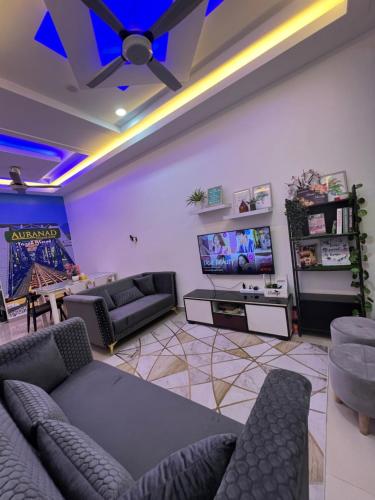 Kampong Tanah MerahAuranad Guest House Tanah Merah Wifi-Netflix的带沙发和平面电视的客厅