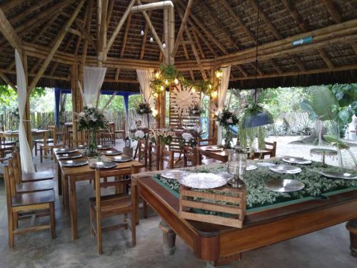 卡诺阿Hotel Bambú的用餐室配有木桌和椅子